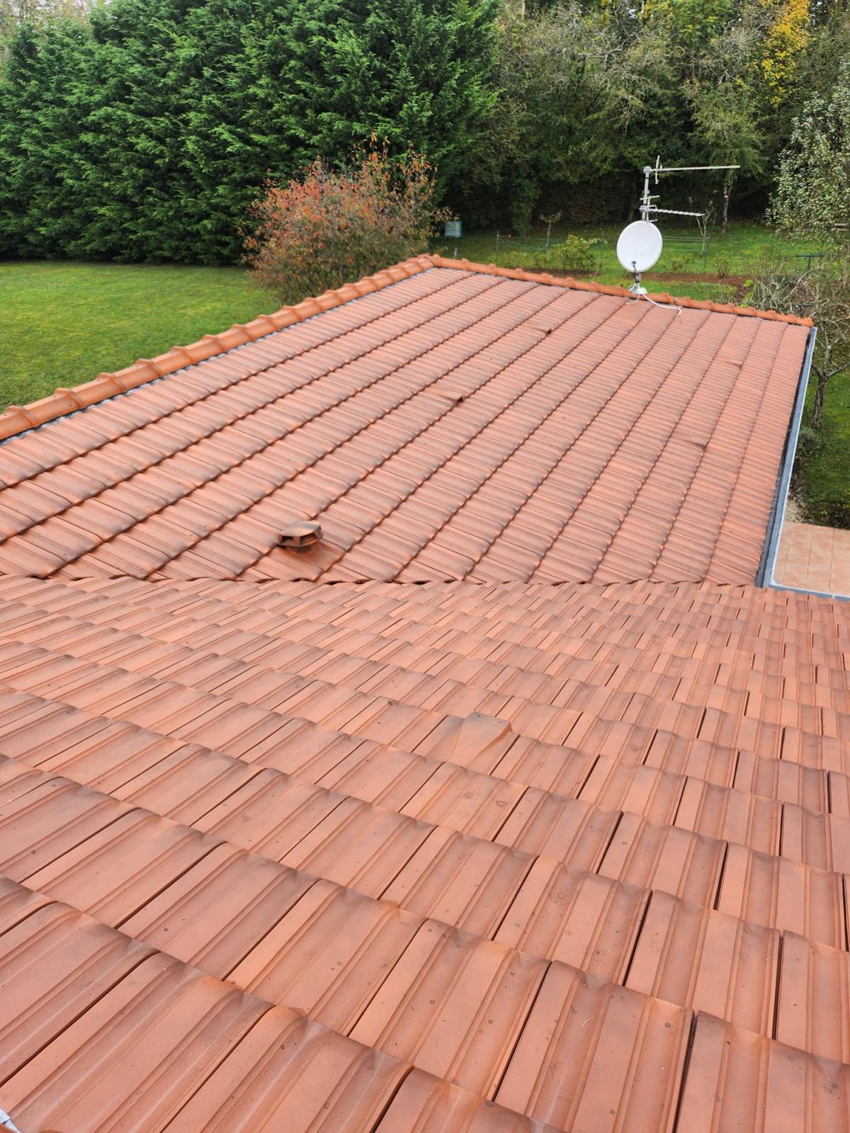 Toiture en tuiles propre après démoussage complet