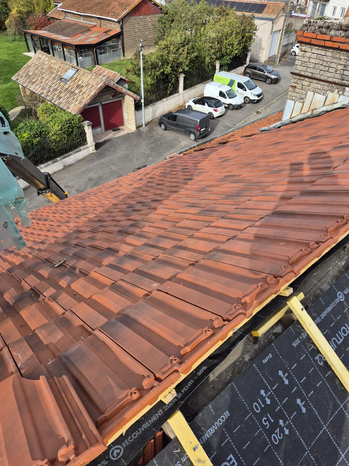 Pose de tuiles mécaniques — chantier de couverture en Haute-Marne